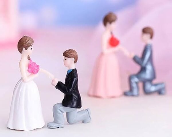 VRB Dec 2 Set Couples Miniature,Figurine,Statue for Valentine Gift, Home,Bedroom,Valentine,Gifts for Girlfriend, Living Room,Office,Restaurant Decor,Wedding,Showpiece,Gifts Figurines (Model 12)