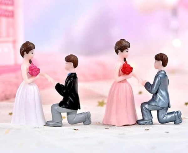 VRB Dec 2 Set Couples Miniature,Figurine,Statue for Valentine Gift, Home,Bedroom,Valentine,Gifts for Girlfriend, Living Room,Office,Restaurant Decor,Wedding,Showpiece,Gifts Figurines (Model 12)