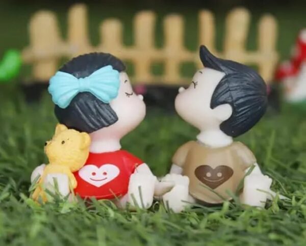 VRB Dec 2 Set Couples Miniature,Figurine,Statue for Valentine Gift, Home,Bedroom,Valentine,Gifts for Girlfriend, Living Room,Office,Restaurant Decor,Wedding,Showpiece,Gifts Figurines (Model 4)