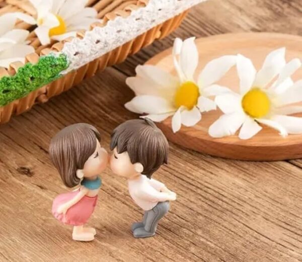 VRB Dec 2 Set Couples Miniature,Figurine,Statue for Valentine Gift, Home,Bedroom,Valentine,Gifts for Girlfriend, Living Room,Office,Restaurant Decor,Wedding,Showpiece,Gifts Figurines (Model 7)